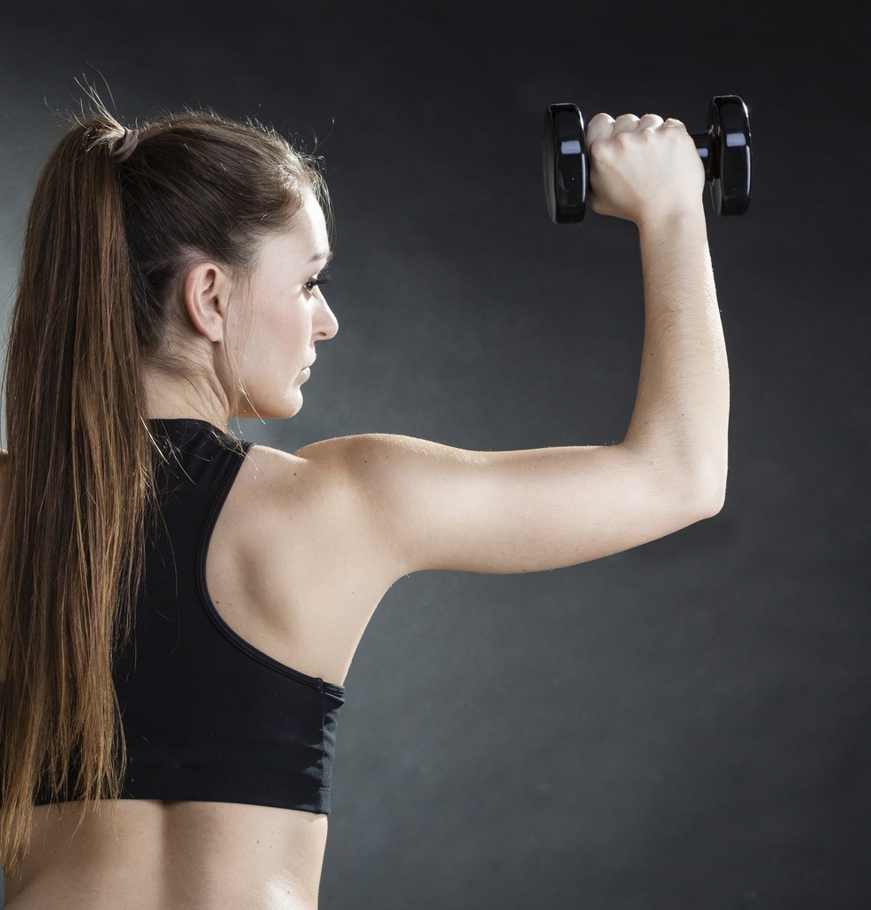 Fitness fille entraînement épaule muscles levage haltères retour vue
 - Photo, image