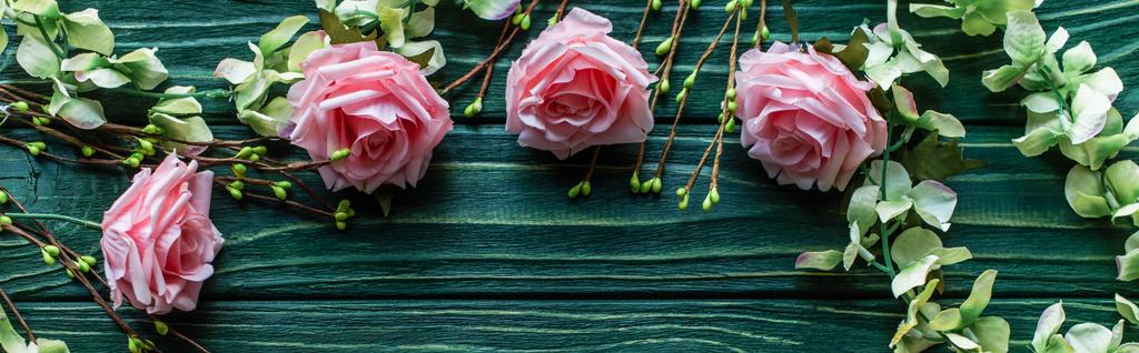 Çiçek açan dalları ve gülleri olan ahşap arkaplan manzarası, panoramik çekim - Fotoğraf, Görsel