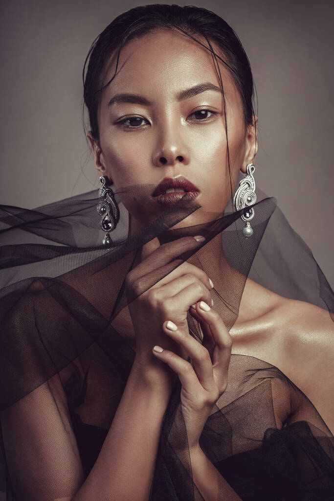 Краса портрет красивої азіатської дівчини з чорною прозорою тканиною
. - Фото, зображення