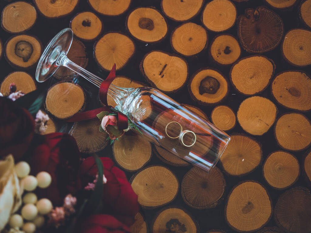 Gouden trouwringen in decoratief champagneglas - Foto, afbeelding