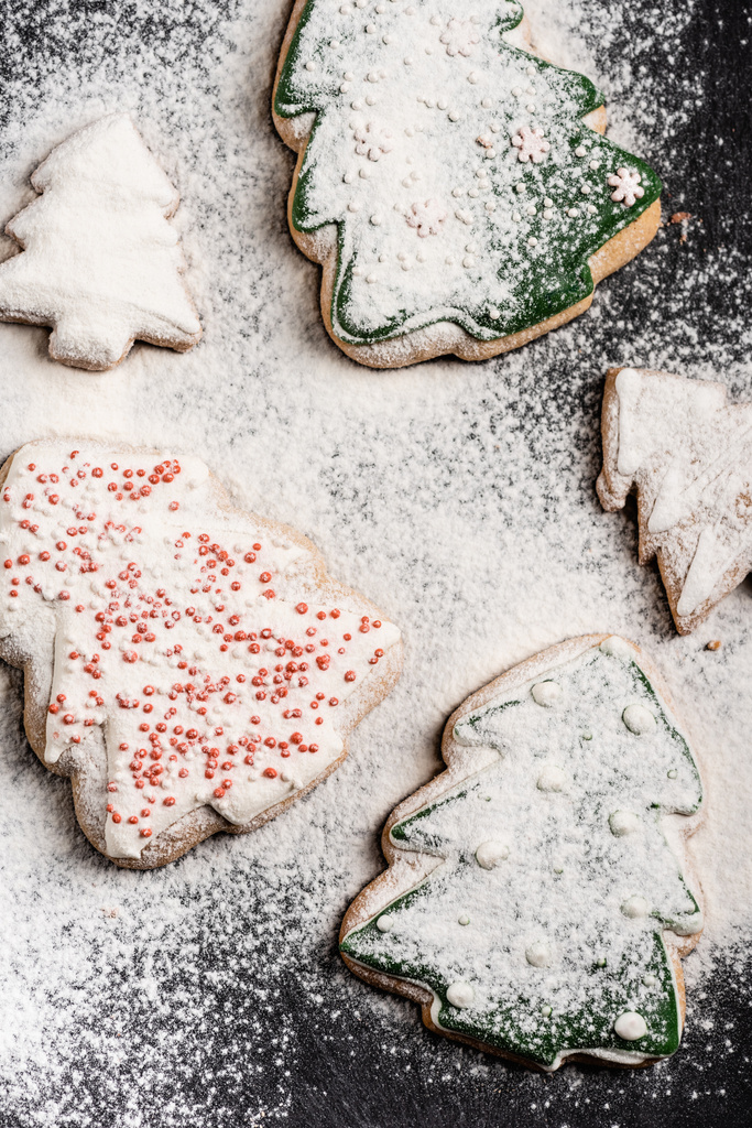 Close-up vista de biscoitos de gengibre decorados cobertos com açúcar em pó - Foto, Imagem