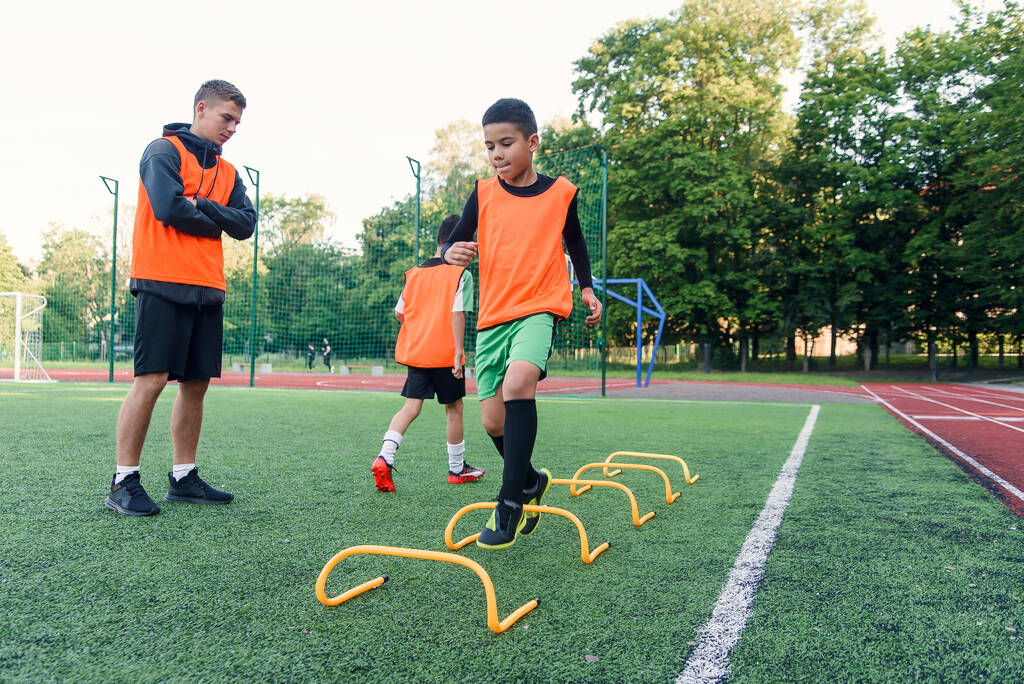 Kinderfußballer beim Mannschaftstraining vor einem wichtigen Spiel. Übungen für die Fußballjugend. - Foto, Bild