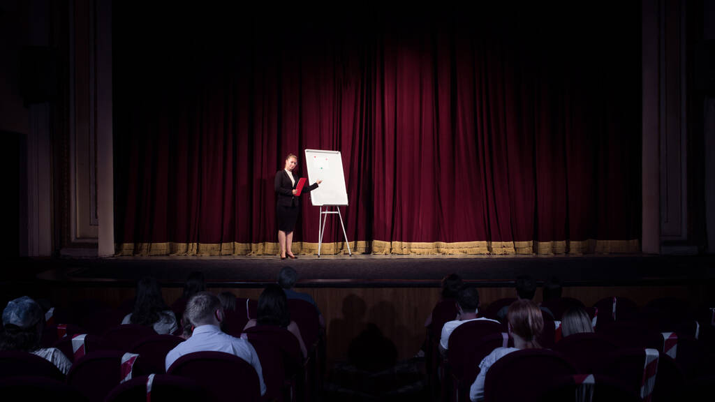 Presentazione in aula di un oratore caucasico femminile al workshop universitario o di un centro d'affari - Foto, immagini