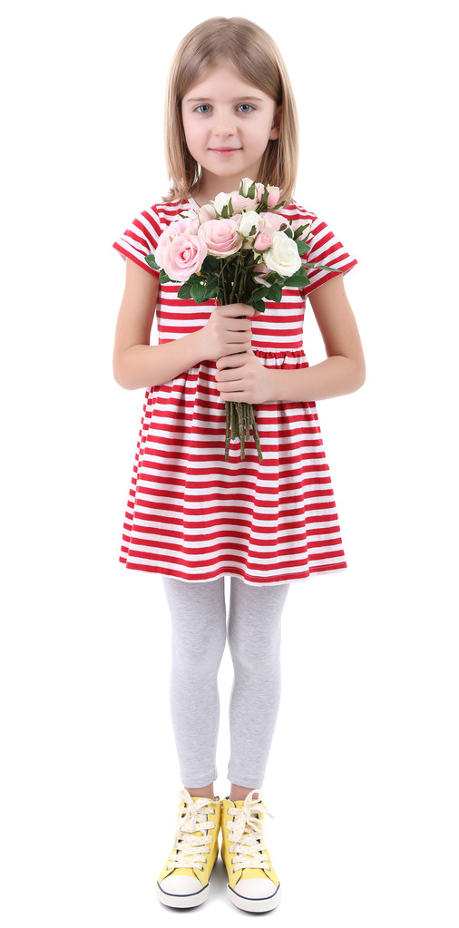 schöne kleine Mädchen mit Blumenstrauß isoliert auf weiß - Foto, Bild