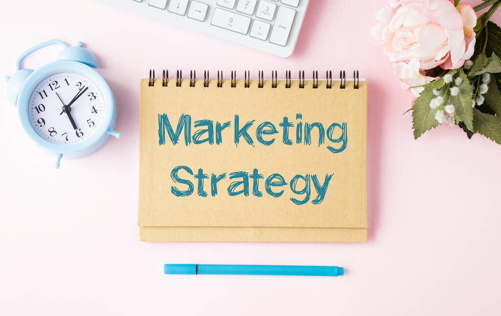 Концепция маркетинговой стратегии. Диаграмма с ключевыми словами и значками на белом фоне - Фото, изображение
