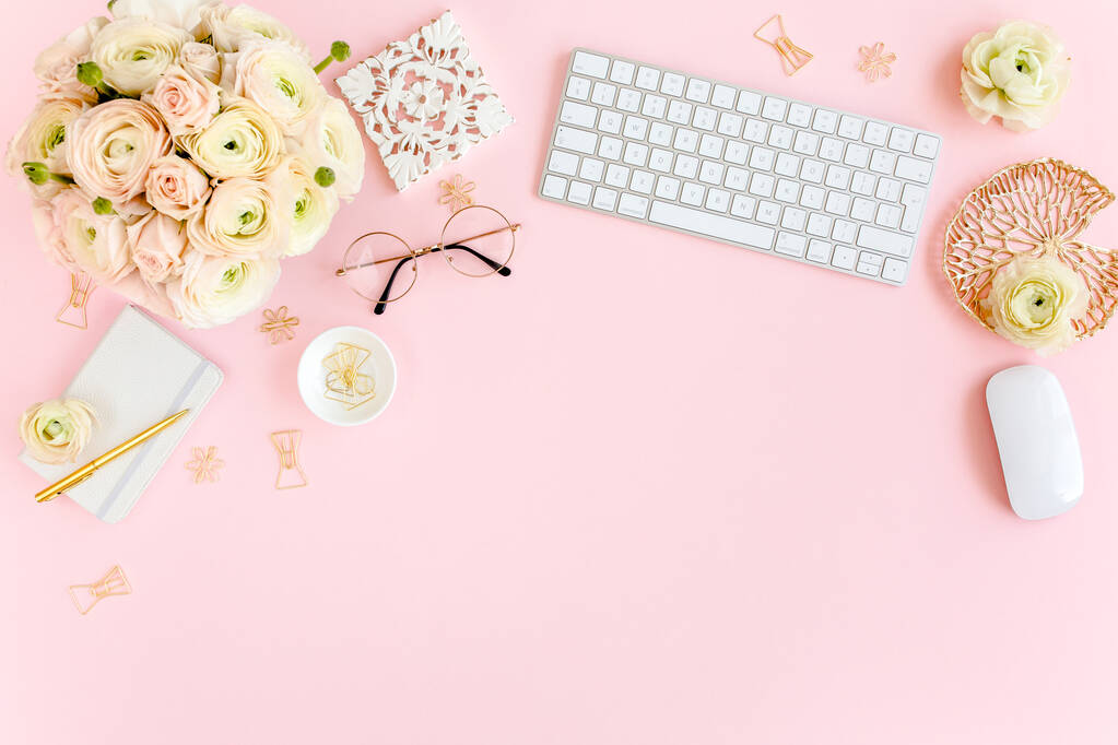 Стилізований, рожевий жіночий домашній офісний стіл. Робочий простір з комп'ютером, букет rununculus і троянд, буфер обміну на рожевому фоні. Пласка лежала. Вид зверху
. - Фото, зображення