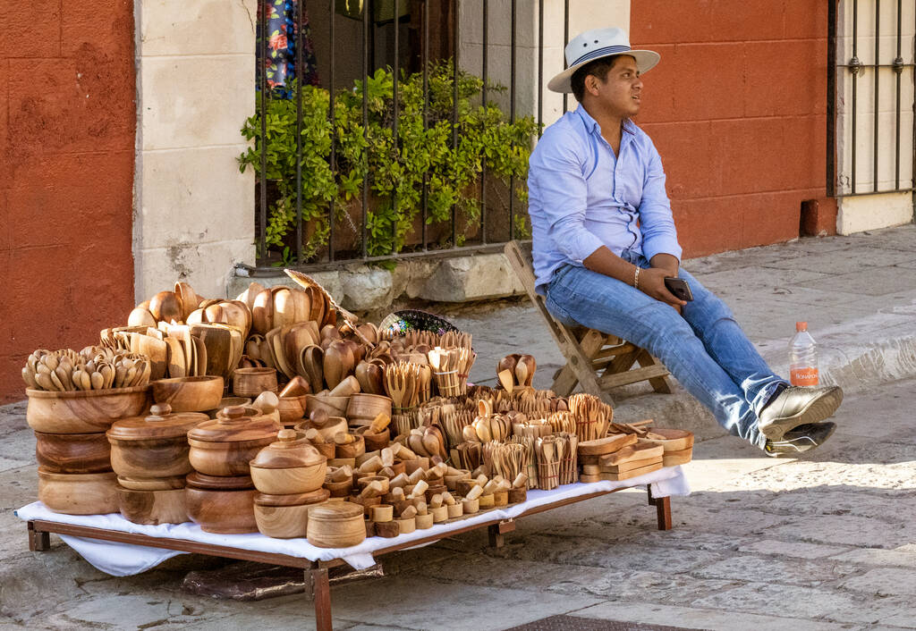 Oaxaca, Mexico - 2019-11-16 - Straatverkoper verkoopt houten keukenschalen en keukengerei - Foto, afbeelding