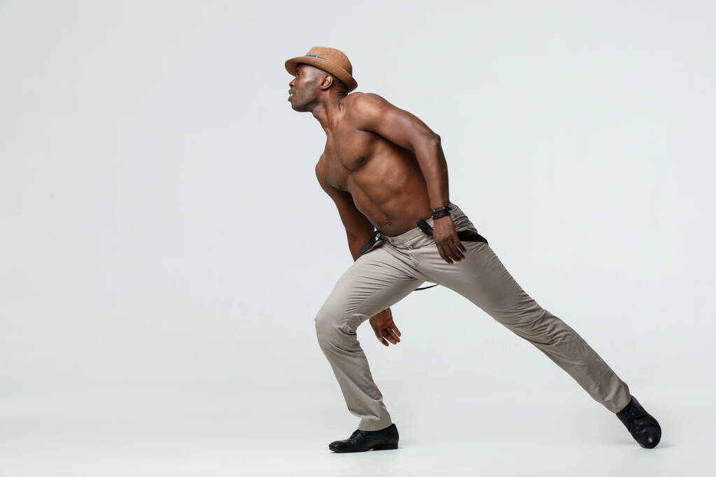 Homme noir athlétique dansant, sur fond blanc. - Photo, image