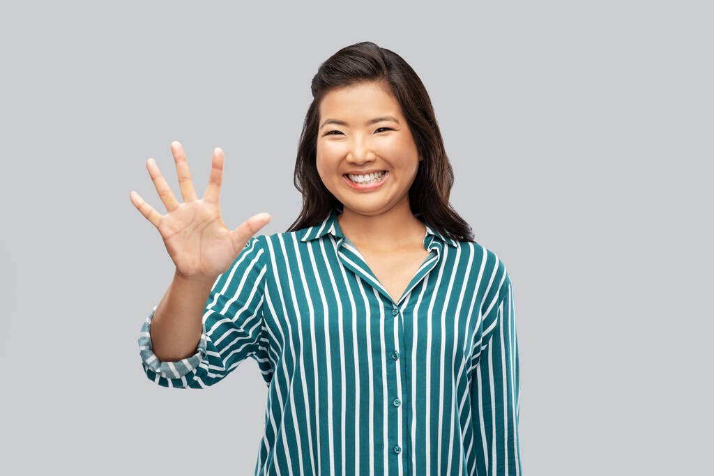 boldog ázsiai nő bemutató öt ujját - Fotó, kép