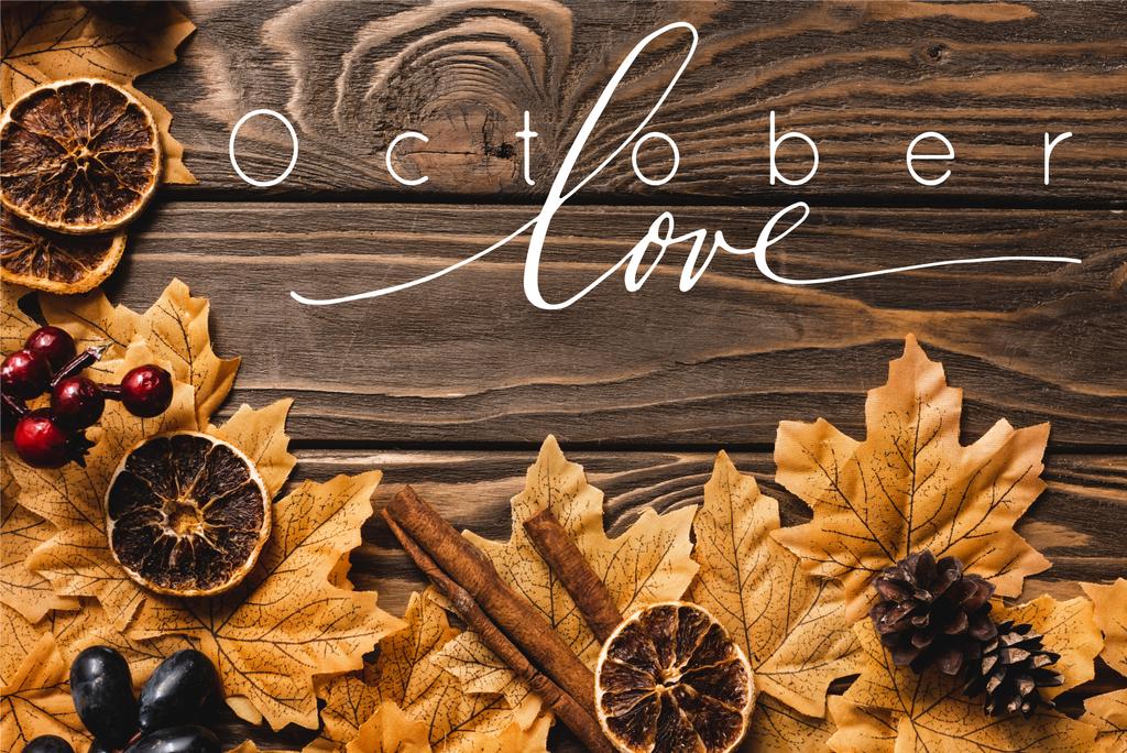 górny widok jesiennej dekoracji i liści w pobliżu października napis miłości na drewnianym tle - Zdjęcie, obraz