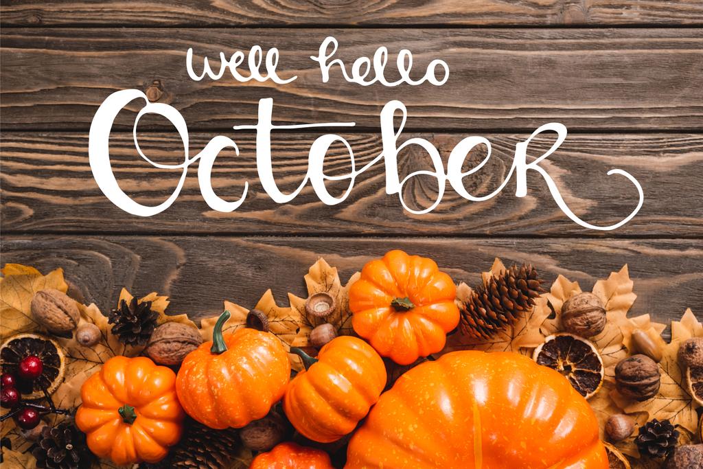 秋の装飾品とカボチャのトップビュー木製の背景にこんにちは10月のレタリング - 写真・画像