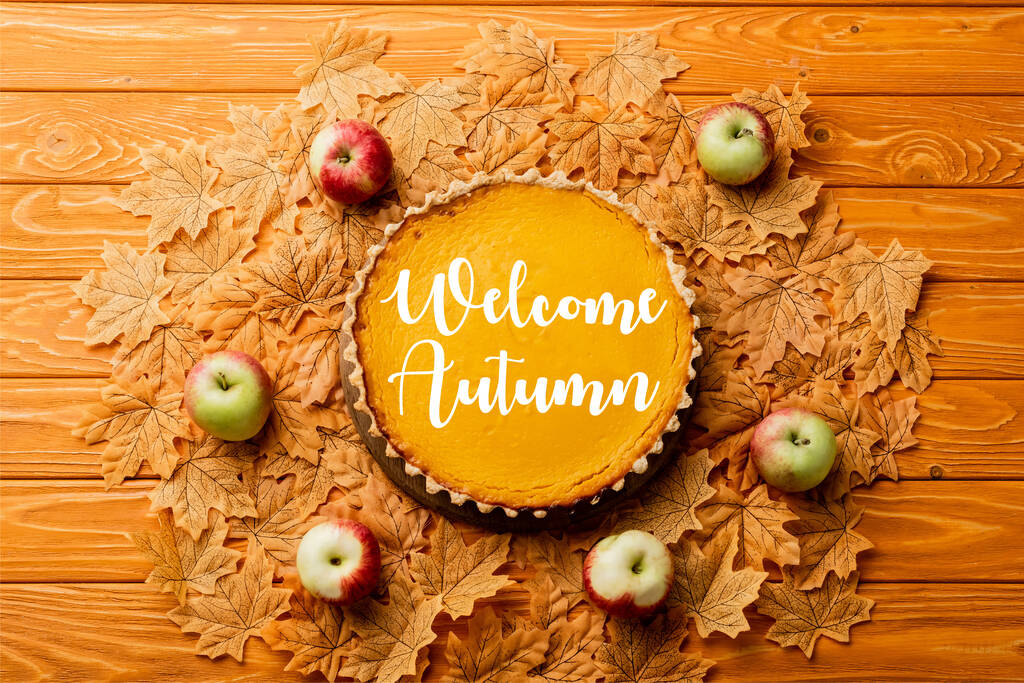 top view hálaadás sütőtök pite almával leveleken közel üdvözlő őszi felirat fa háttér - Fotó, kép