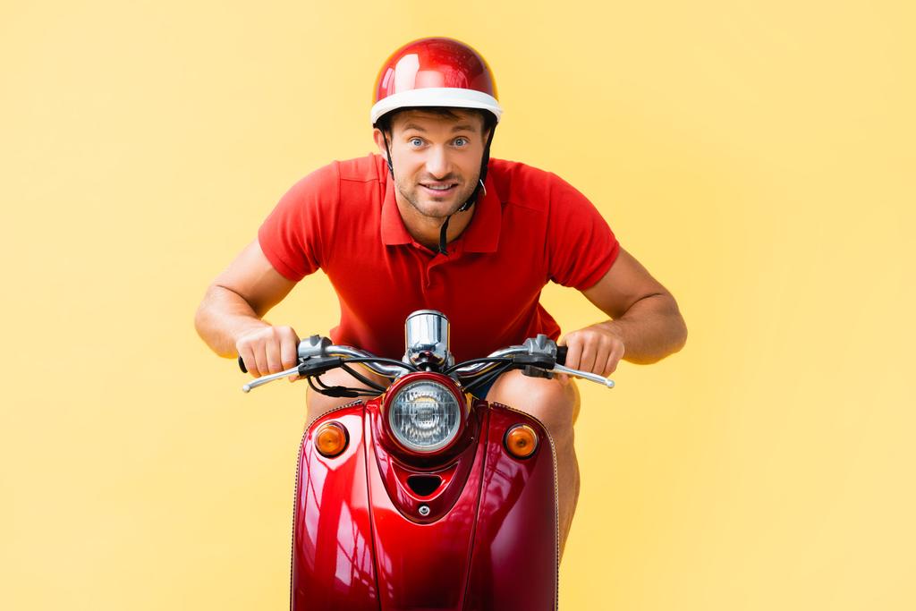 innoissaan mies kypärä ratsastus punainen skootteri keltainen - Valokuva, kuva