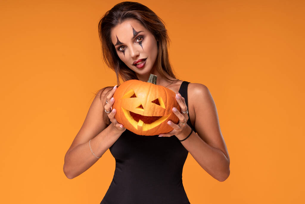 Halloween Sexy Girl portant le costume et le maquillage du joker. - Photo, image