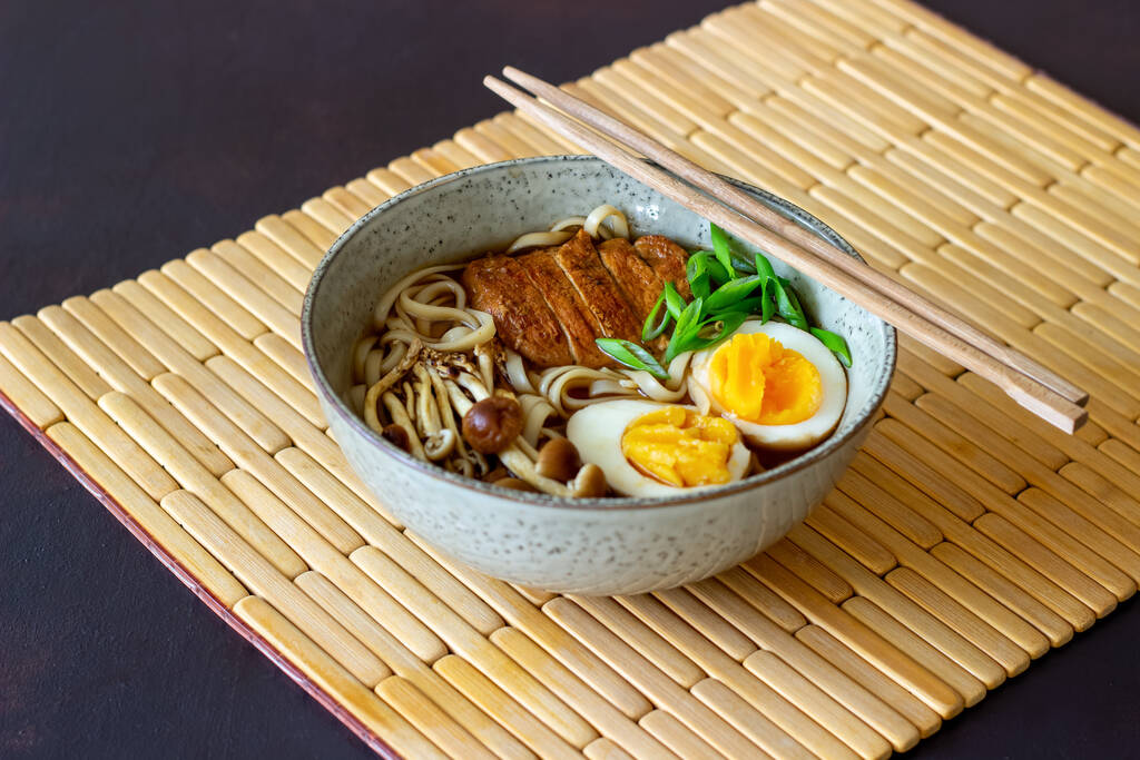 麺とラーメンスープ,豚肉,キノコと卵.日本料理。レシピ - 写真・画像