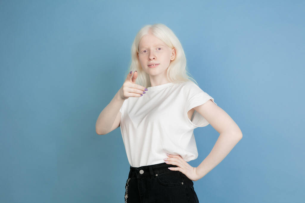 Muotokuva kaunis valkoihoinen albiino tyttö eristetty sininen studio tausta - Valokuva, kuva