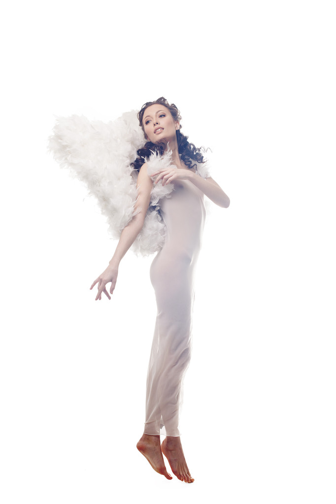 Encantadora morena rizada posando en traje de ángel
 - Foto, Imagen