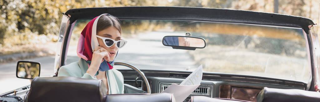 Pensive nainen katselee karttaa retro auto tiellä, banneri - Valokuva, kuva