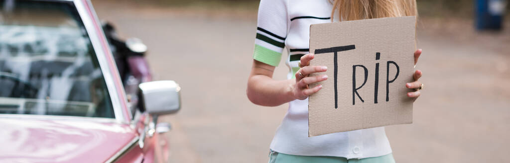 vista cortada da mulher de pé com letras de viagem no cartaz perto cabriolet no fundo borrado, banner - Foto, Imagem