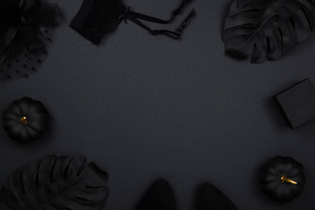 Coleção de festa de Halloween acessórios roupa feminina no fundo preto: chapéu com véu, cinto de liga, presentes. Abóboras pretas e douradas, flat lay, vista superior, espaço de cópia. - Foto, Imagem