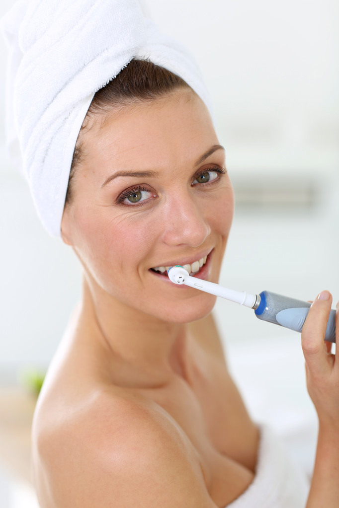 Γυναίκα βουρτσίζει τα δόντια της - Φωτογραφία, εικόνα