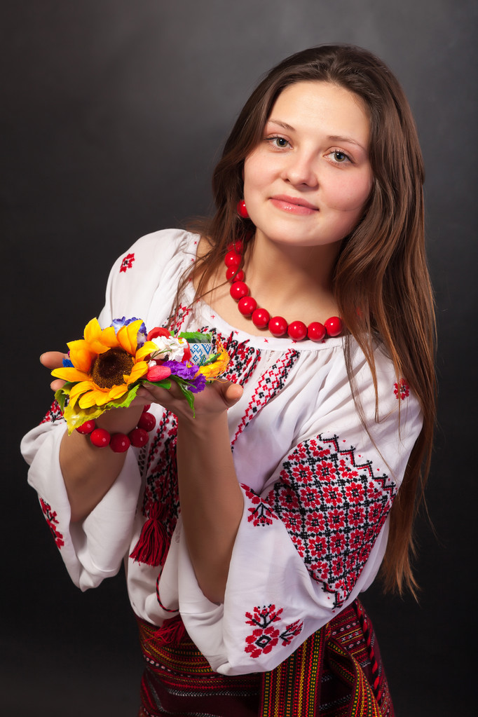 Mujer atractiva viste vestido nacional ucraniano
 - Foto, Imagen