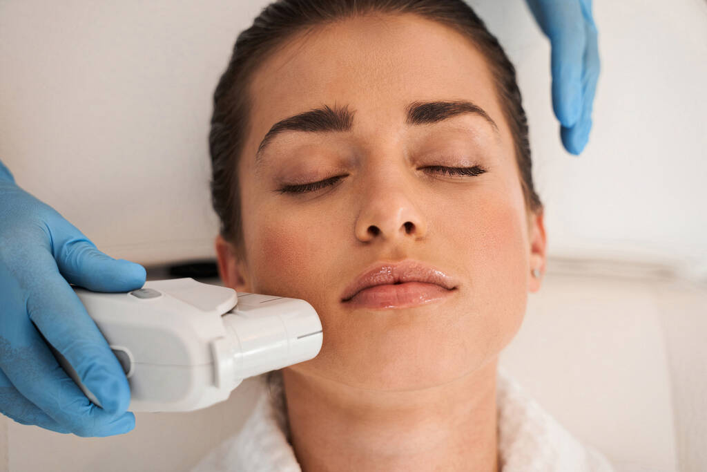 Дама проводить косметичну процедуру в салоні косметолога
 - Фото, зображення