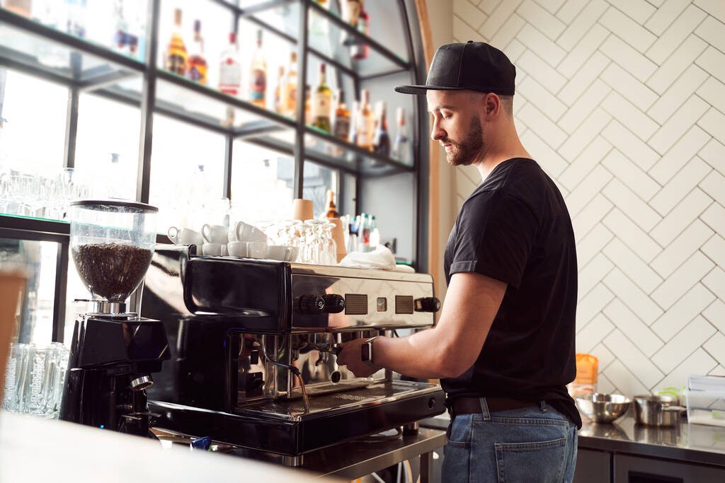 Muž barista pracující na kávovaru - Fotografie, Obrázek
