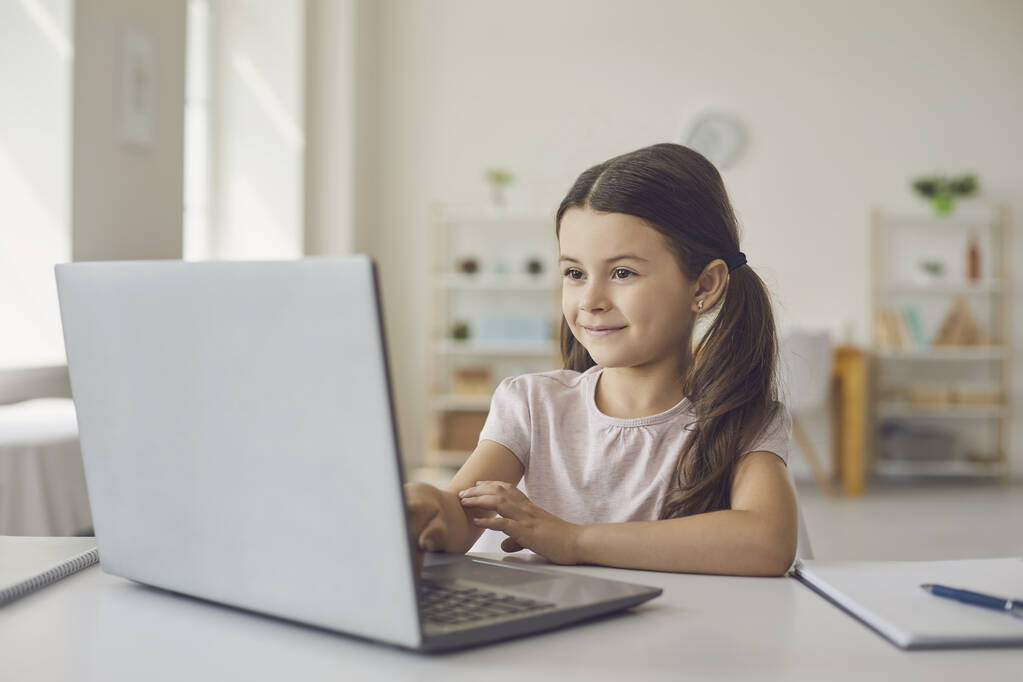 Mosolygós lány tanulás online laptop otthonról - Fotó, kép