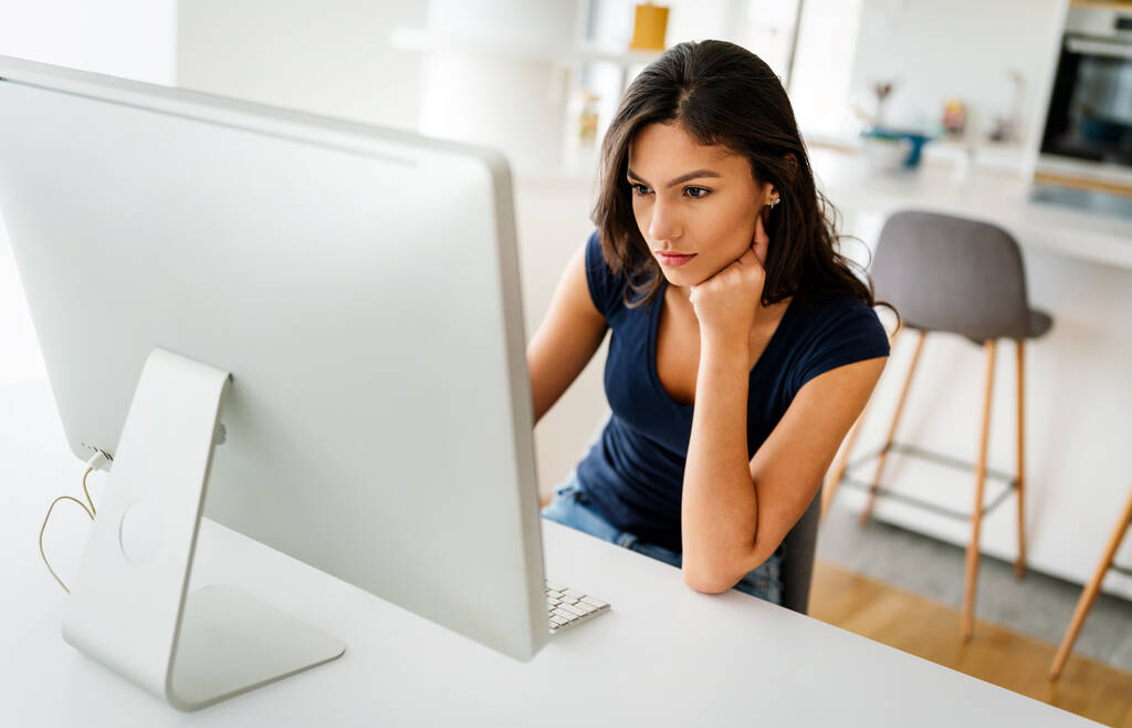 Kaunis nuori nainen työskentelee tietokoneella. Tekniikka, ihmiset, työn käsite - Valokuva, kuva