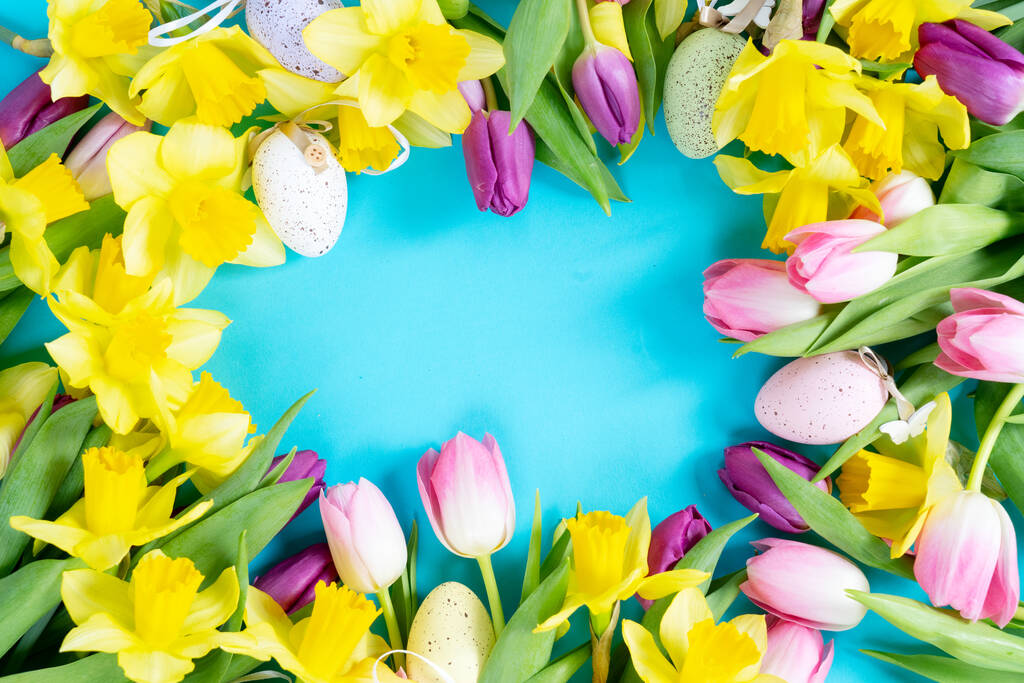 tulipánok és nárciszvirágok - Fotó, kép