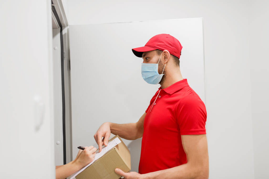 delivery man in mask with box and customer - Photo, Image