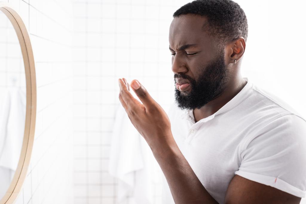 afro-amerykański mężczyzna oddychający brzydkim zapachem z ust - Zdjęcie, obraz
