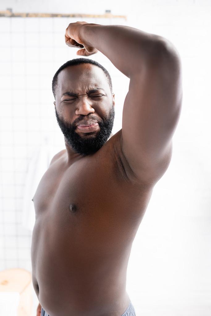 afro-amerikaanse man zetten hand omhoog en grimmig van slechte geur - Foto, afbeelding
