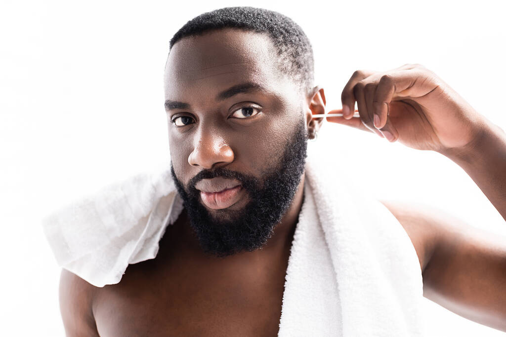 portret afro-amerykańskiego człowieka czyszczącego uszy pałeczką do uszu - Zdjęcie, obraz