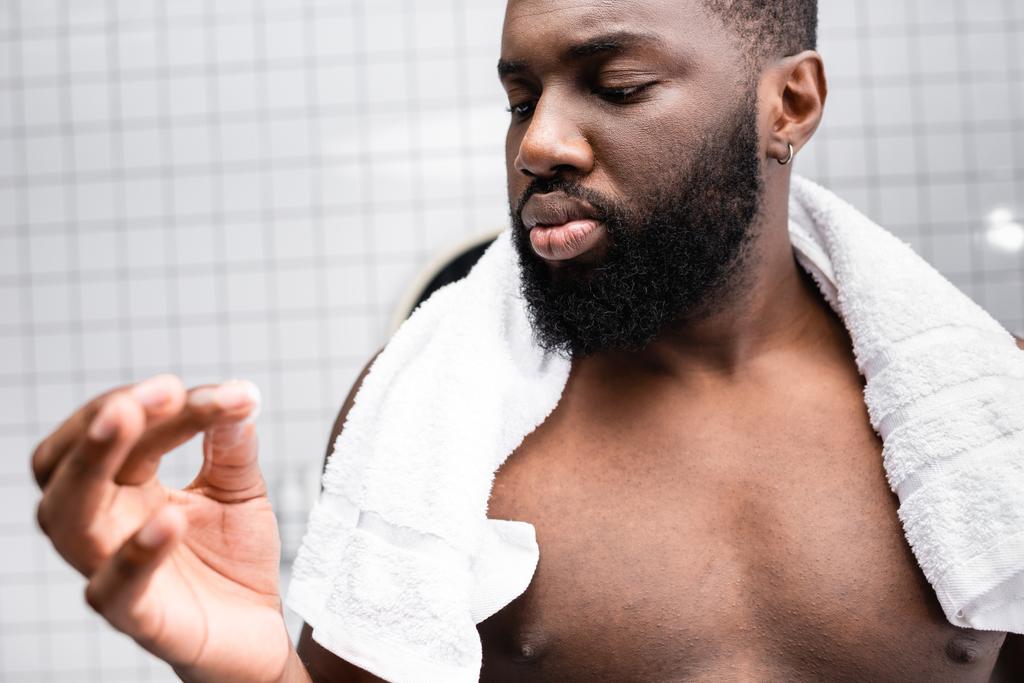 homme afro-américain utilisant un remède pour renforcer la croissance de la barbe - Photo, image