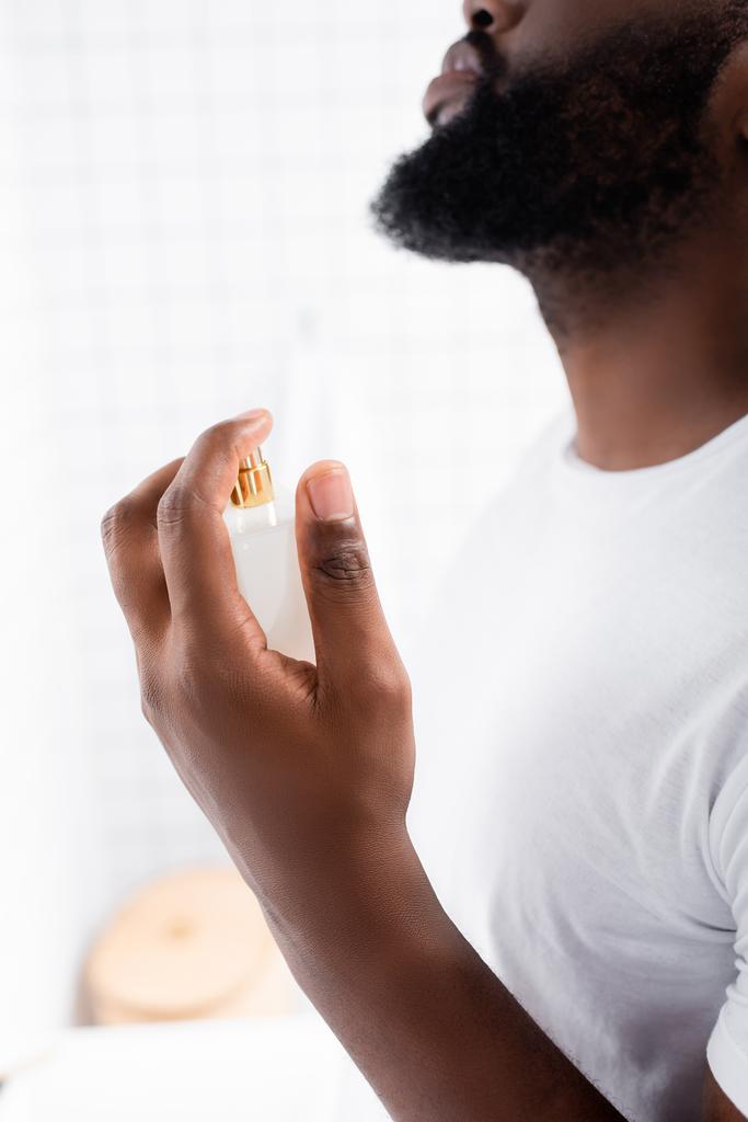 levágott kilátás afro-amerikai férfi fehér pólóban parfümmel - Fotó, kép