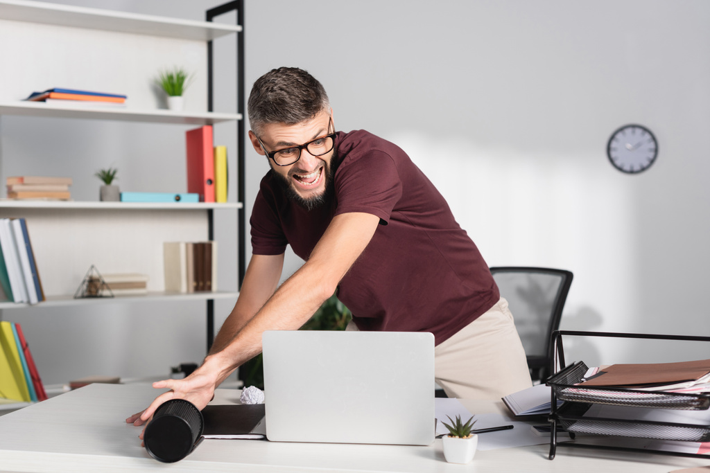 Stresszes üzletember dobott laptop és írószer irodai asztalról  - Fotó, kép
