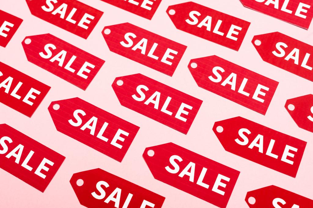 vista superior de etiquetas con letras de venta en rosa, concepto de viernes negro - Foto, Imagen