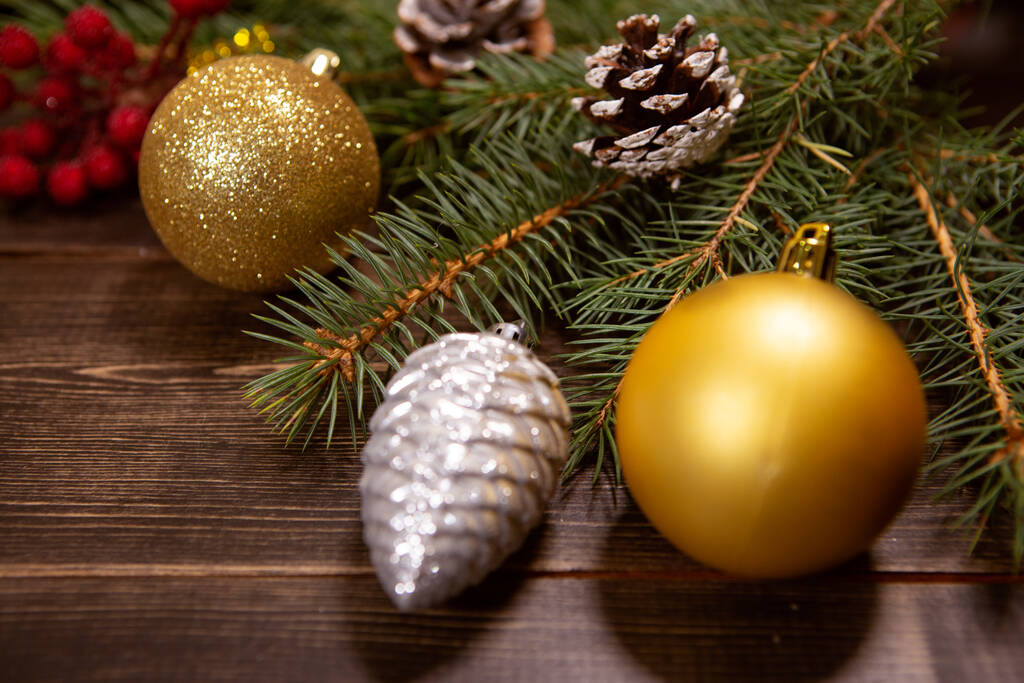 Noel ya da Yeni Yıl koyu ahşap arka plan, Noel tahtası mevsimlik süslemelerle süslenmiş - Fotoğraf, Görsel