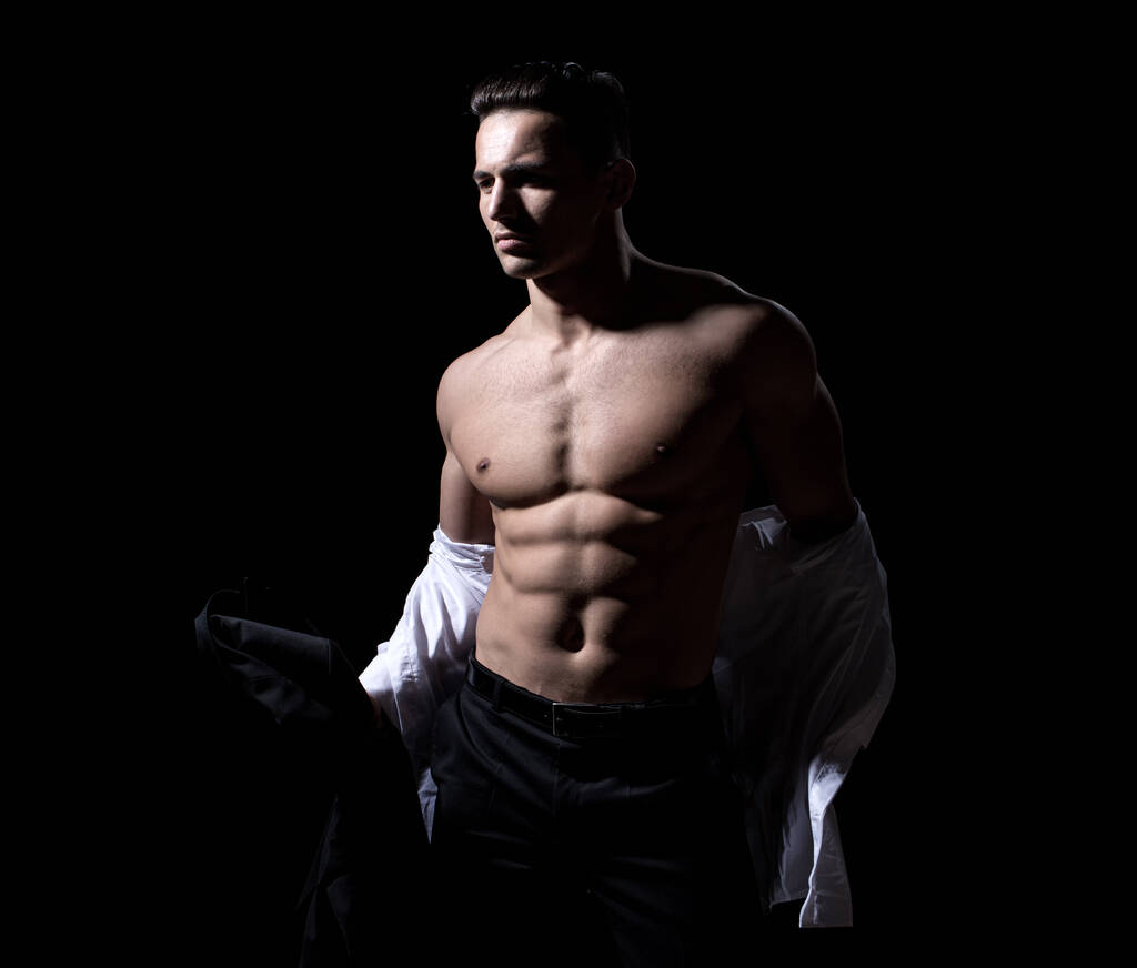 Un tipo musculoso con un torso sexy. Hombre fuerte mostrando su cuerpo desnudo perfecto. Torso desnudo. - Foto, Imagen