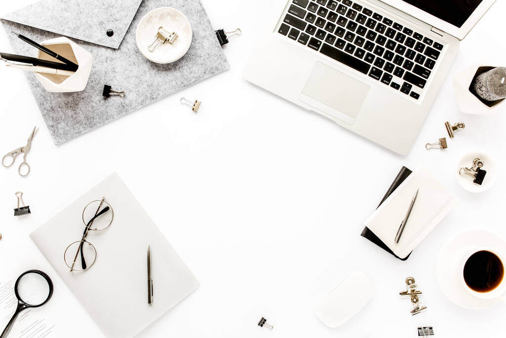 Arbeitsplatzrahmen für Home Office mit Laptop, Klemmbrett, Notizbuch und Zubehör auf weißem Hintergrund. Flache Lage, Draufsicht - Foto, Bild