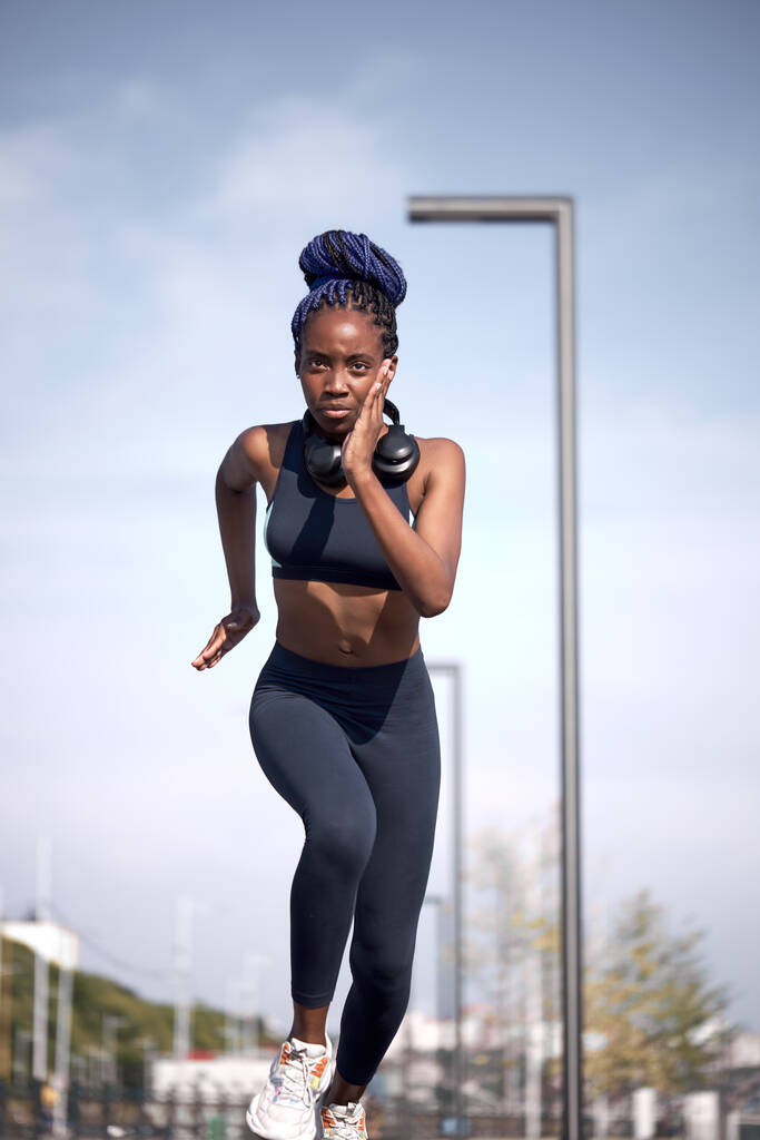 jovem mulher fitness preto correndo no estádio - Foto, Imagem