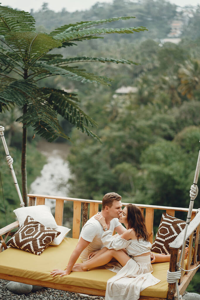 Coppia seduta su una grande altalena su un Bali - Foto, immagini