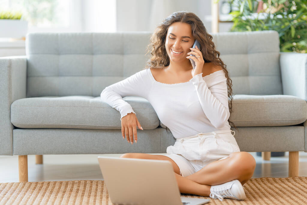 Glückliche junge Frau, die online studiert, Webinar, Podcast auf dem Laptop anschaut. E-Learning-Konzept. - Foto, Bild