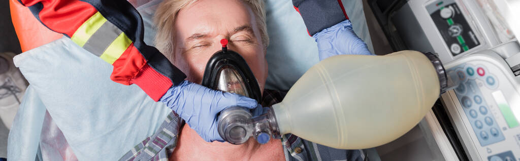 Cabeçalho do site de paramédico fazendo ressuscitação cardiopulmonar para paciente doente em carro de ambulância  - Foto, Imagem