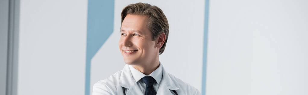 Ιστοσελίδα επικεφαλίδα του γιατρού κοιτάζοντας μακριά στην κλινική  - Φωτογραφία, εικόνα