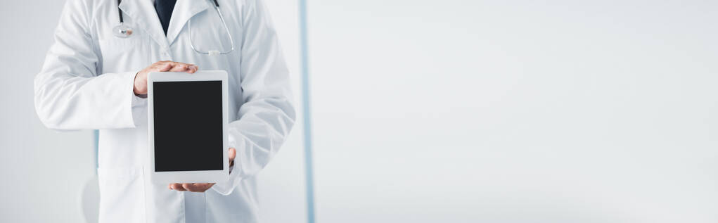 Cabeçalho do site do médico mostrando tablet digital com tela em branco na clínica  - Foto, Imagem