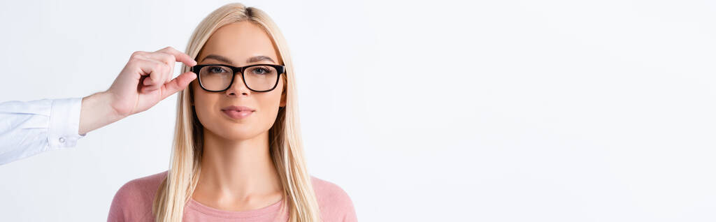 oftalmologo che tiene occhiali cornice di donna bionda isolata su bianco, banner - Foto, immagini