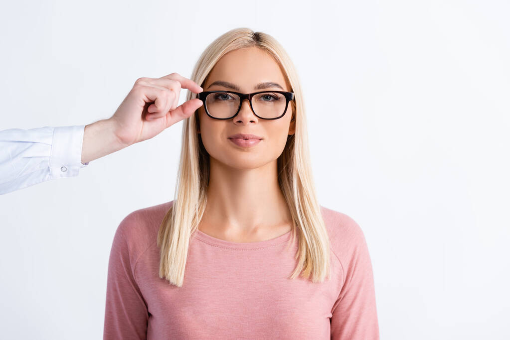 Oftalmólogo sosteniendo montura de gafas de mujer positiva aislada en blanco - Foto, imagen